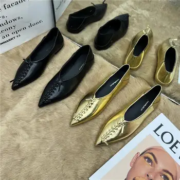 Плетени дамски обувки на плоска подметка с остри пръсти, пролетни нови златни чехли от мека кожа с две чорапи, дамски фини обувки с мека подметка, обувки-лодка